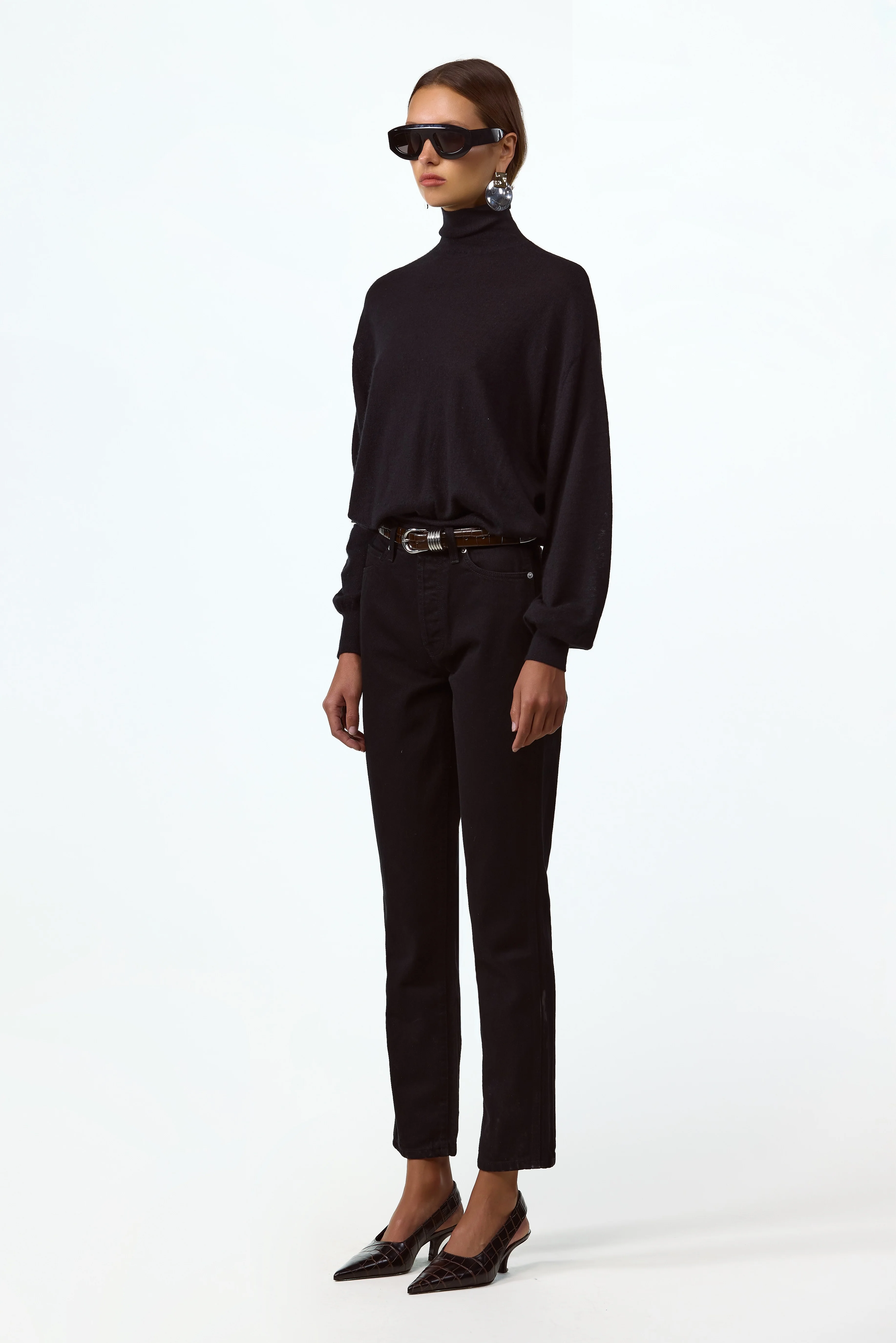 1485-relaxed-cashmere-turtleneck-black-2.webp Relaxed Cashmere Turtleneck (Black)