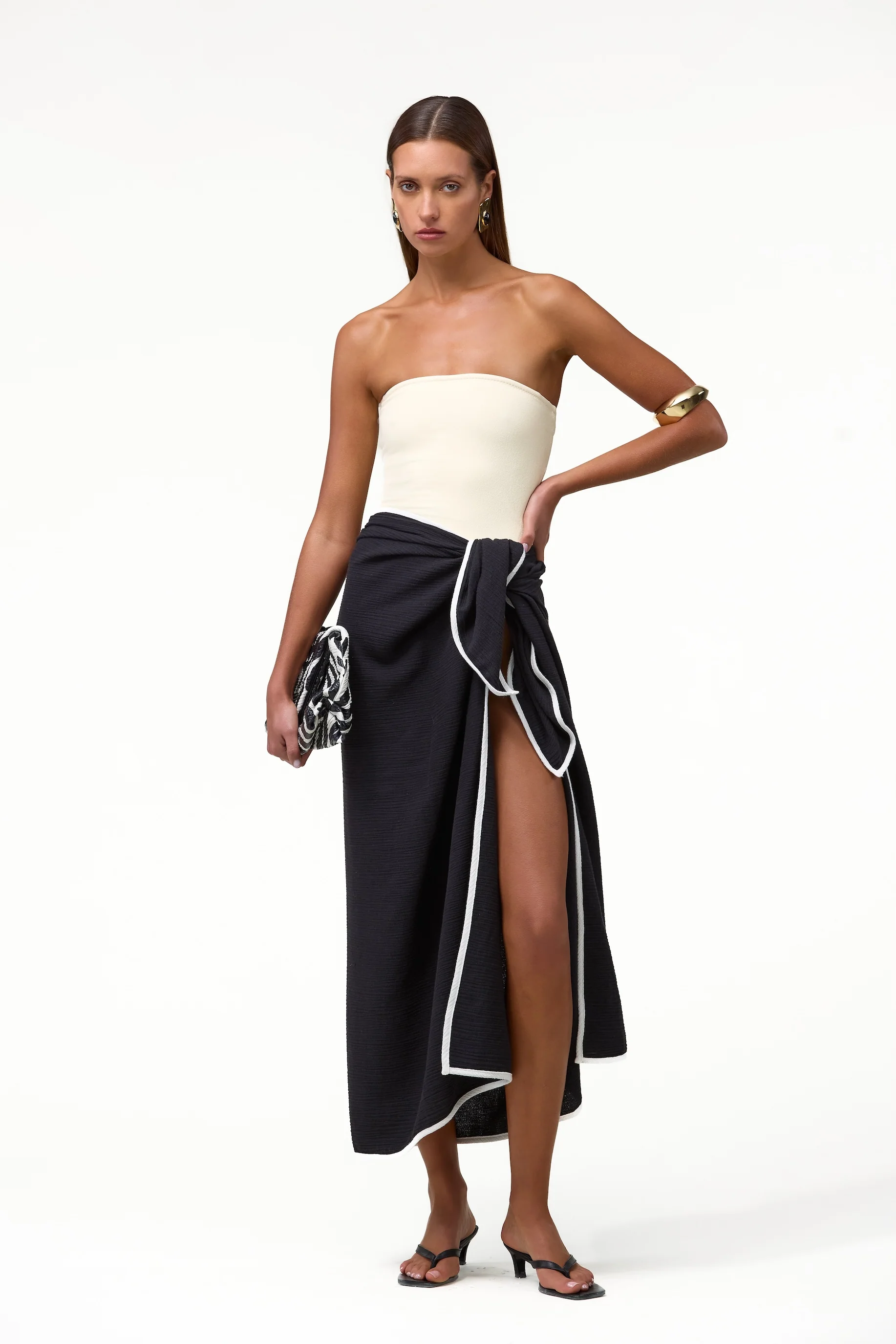 2063-colorblock-linen-sarong-black-cream-1.webp Colorblock Linen Sarong (Black/Cream)