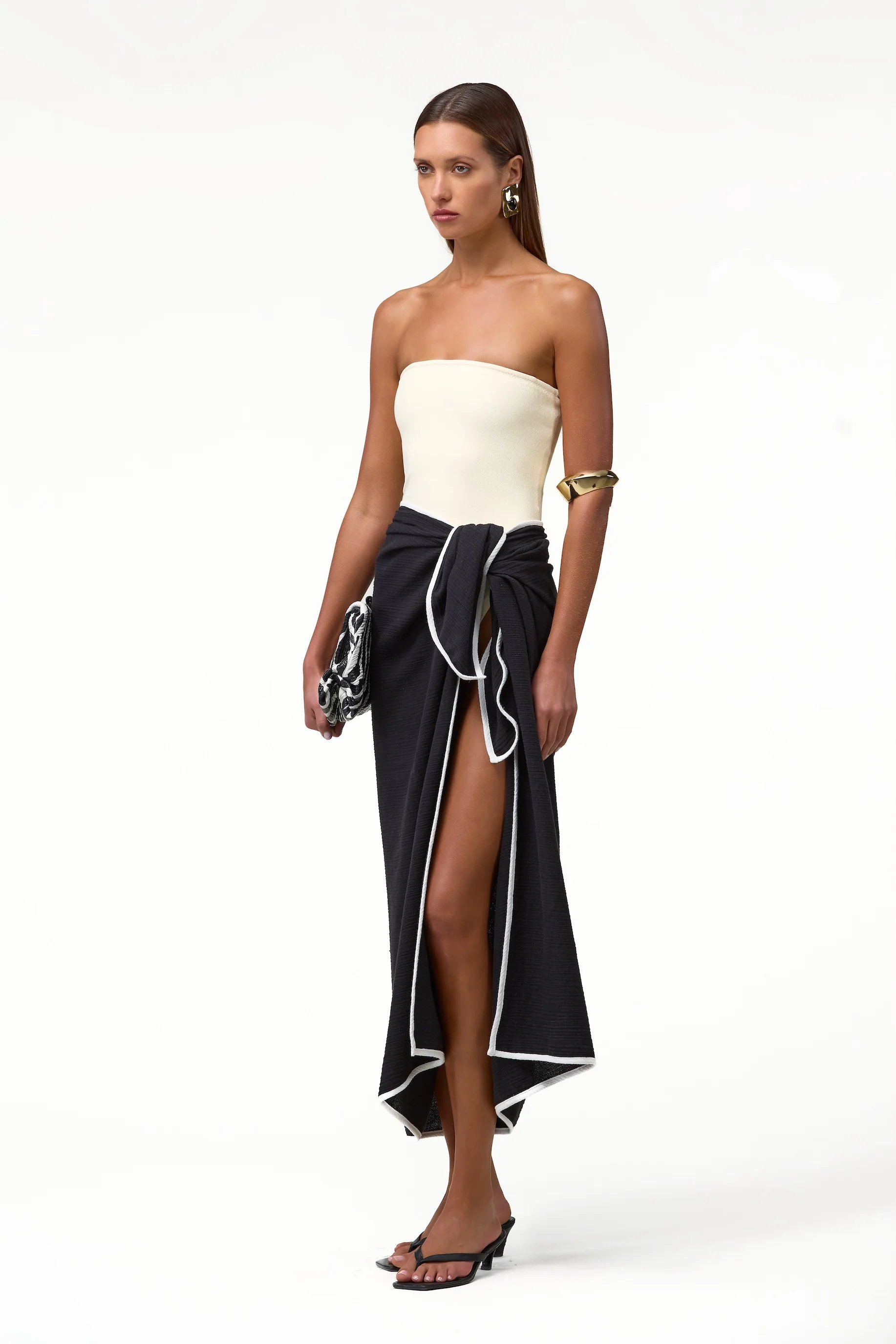 2063-colorblock-linen-sarong-black-cream-2.webp Colorblock Linen Sarong (Black/Cream)