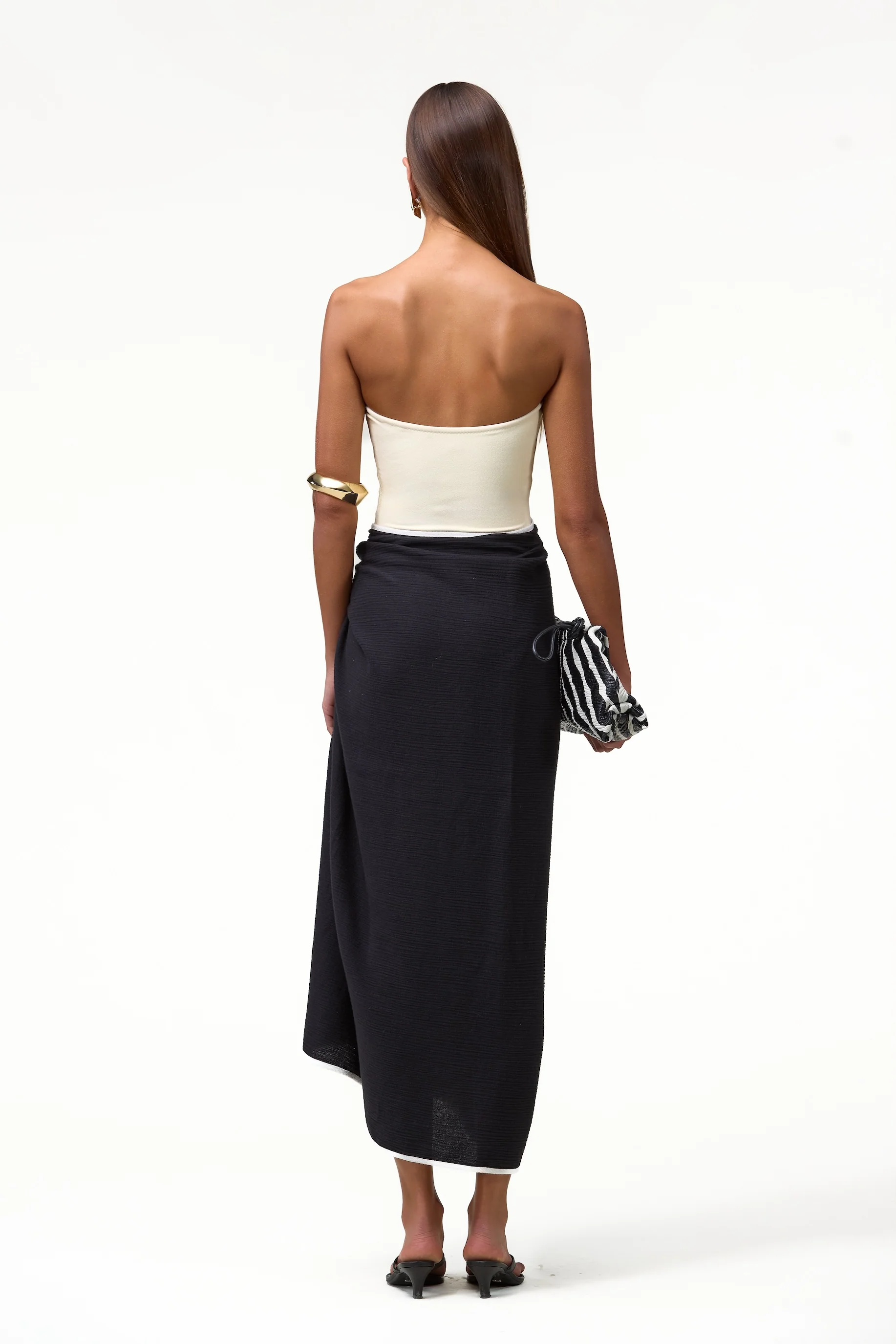 2063-colorblock-linen-sarong-black-cream-3.webp Colorblock Linen Sarong (Black/Cream)