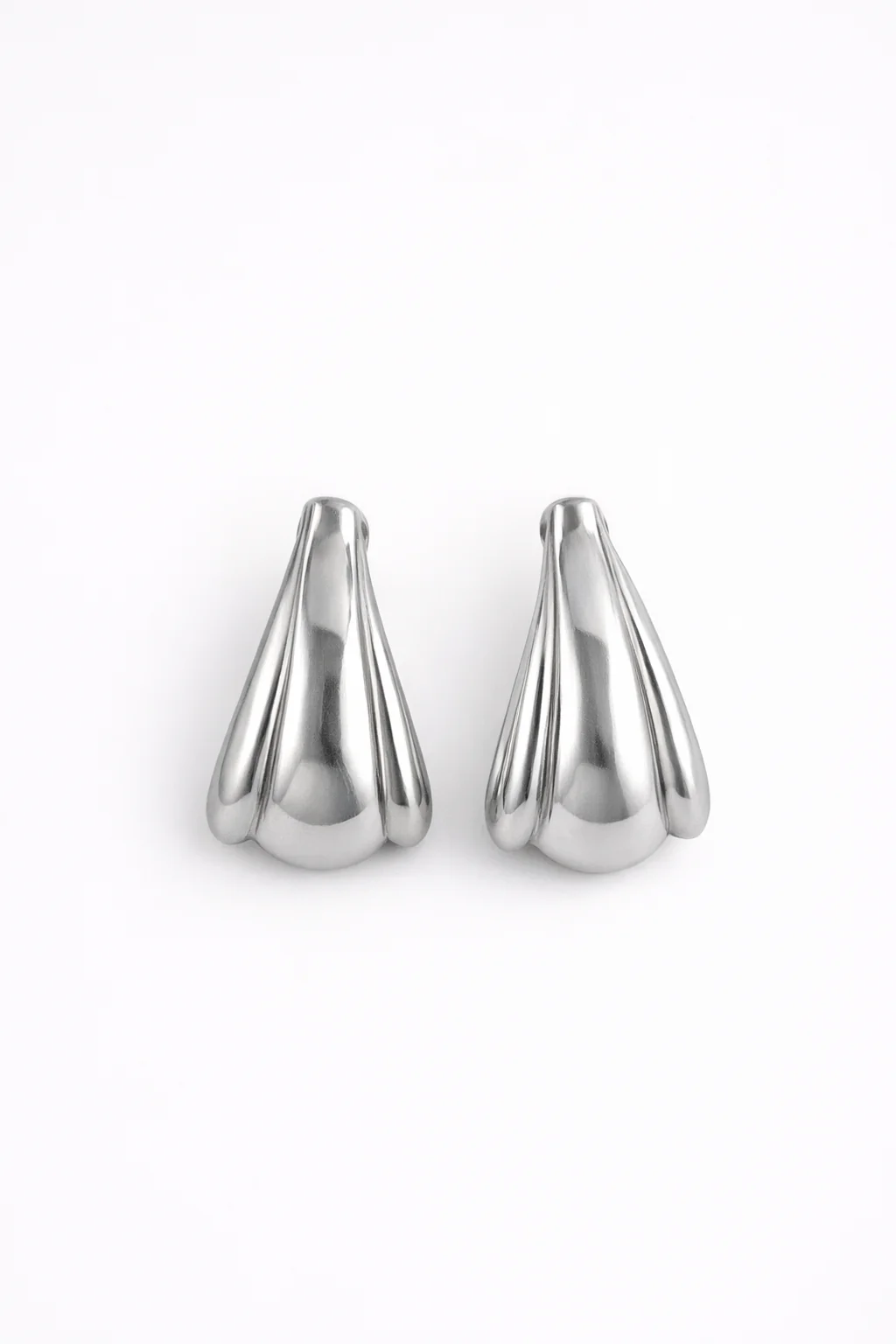 77-edge-hoop-earring-silver-1.webp Edge Hoop Earring (Silver)