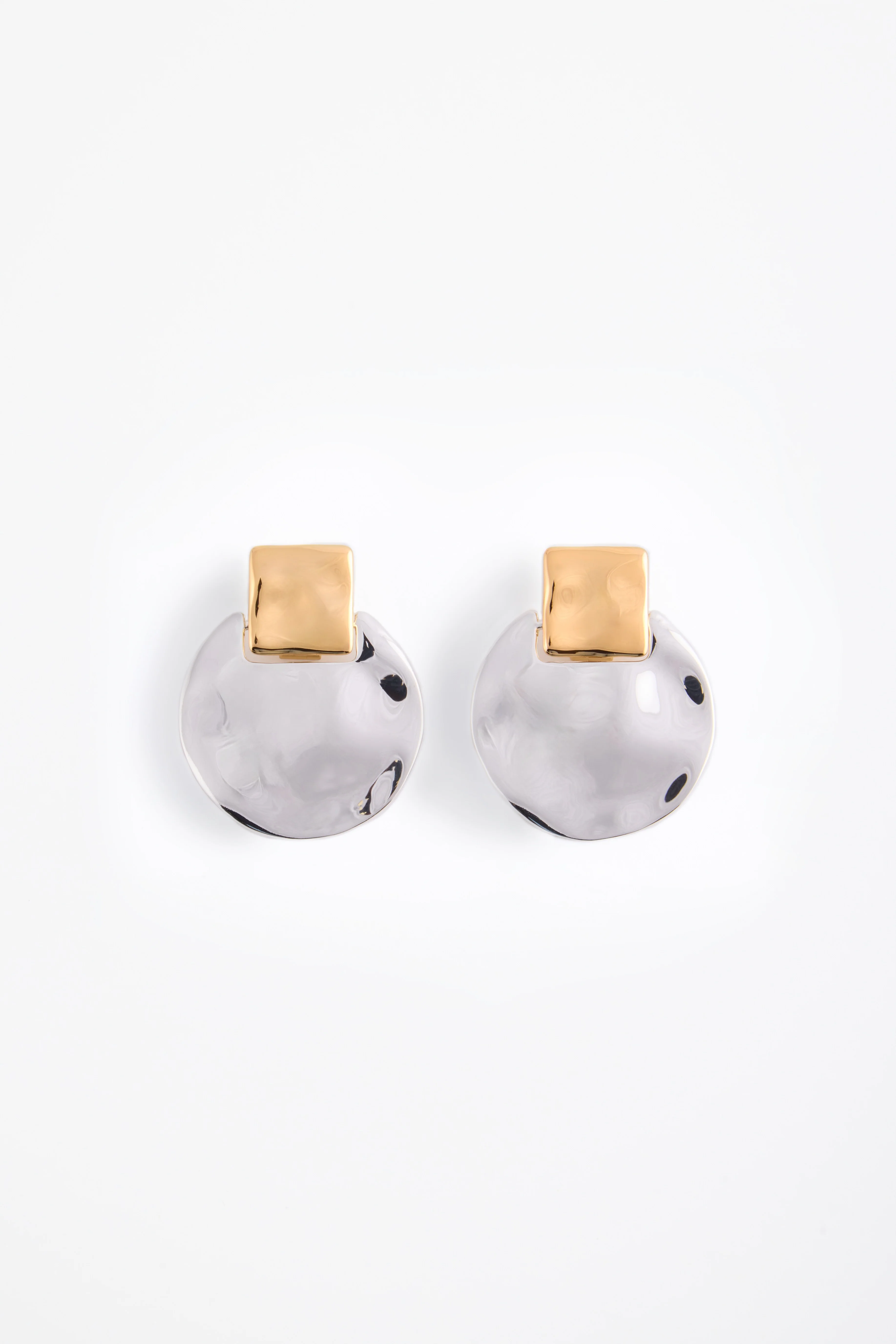81-hammered-two-tone-earring-silver-gold-1.webp Hammered Two Tone Earring (Silver/Gold)